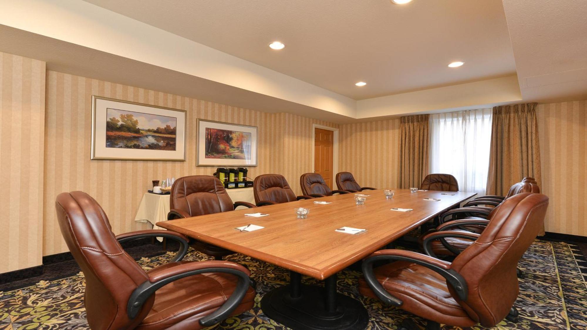 Staybridge - Airport By Ihg 3*